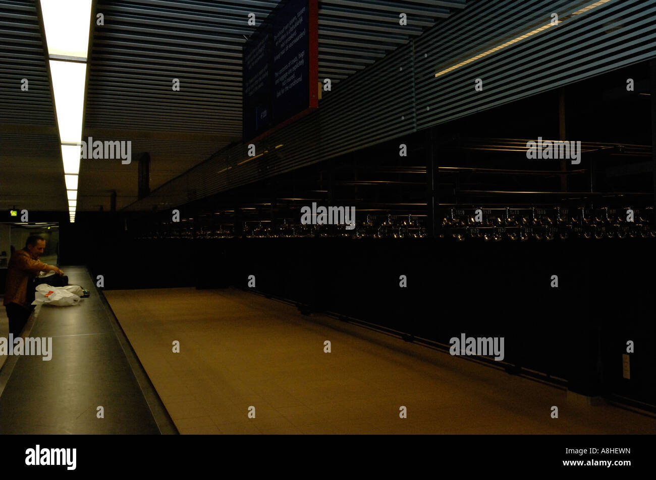 International Horti Fair trade fair di Amsterdam RAI horticultural 2006 visitatore goccia la sua giacca Foto Stock