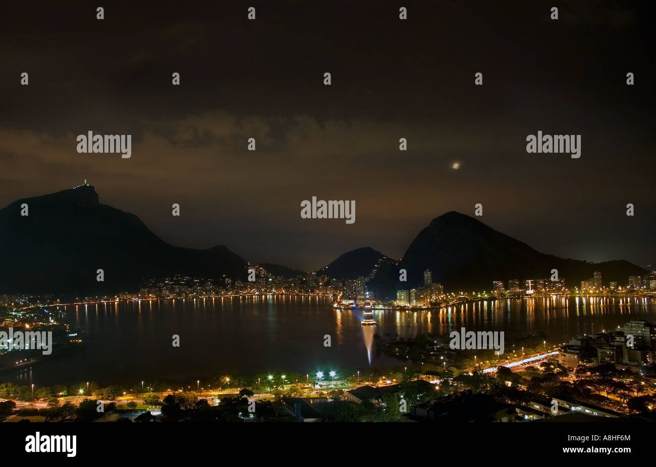 Vista notturna di lagoa con albero di natale e del Cristo Redentore a Rio de Janeiro in Brasile. Foto Stock