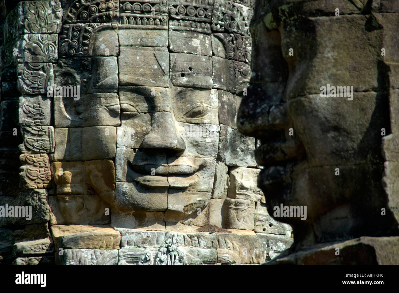 Due facce di pietra Avalokiteshvara re Jajavaman VII Bayon Angkor Thom Siem Reap Cambogia Foto Stock