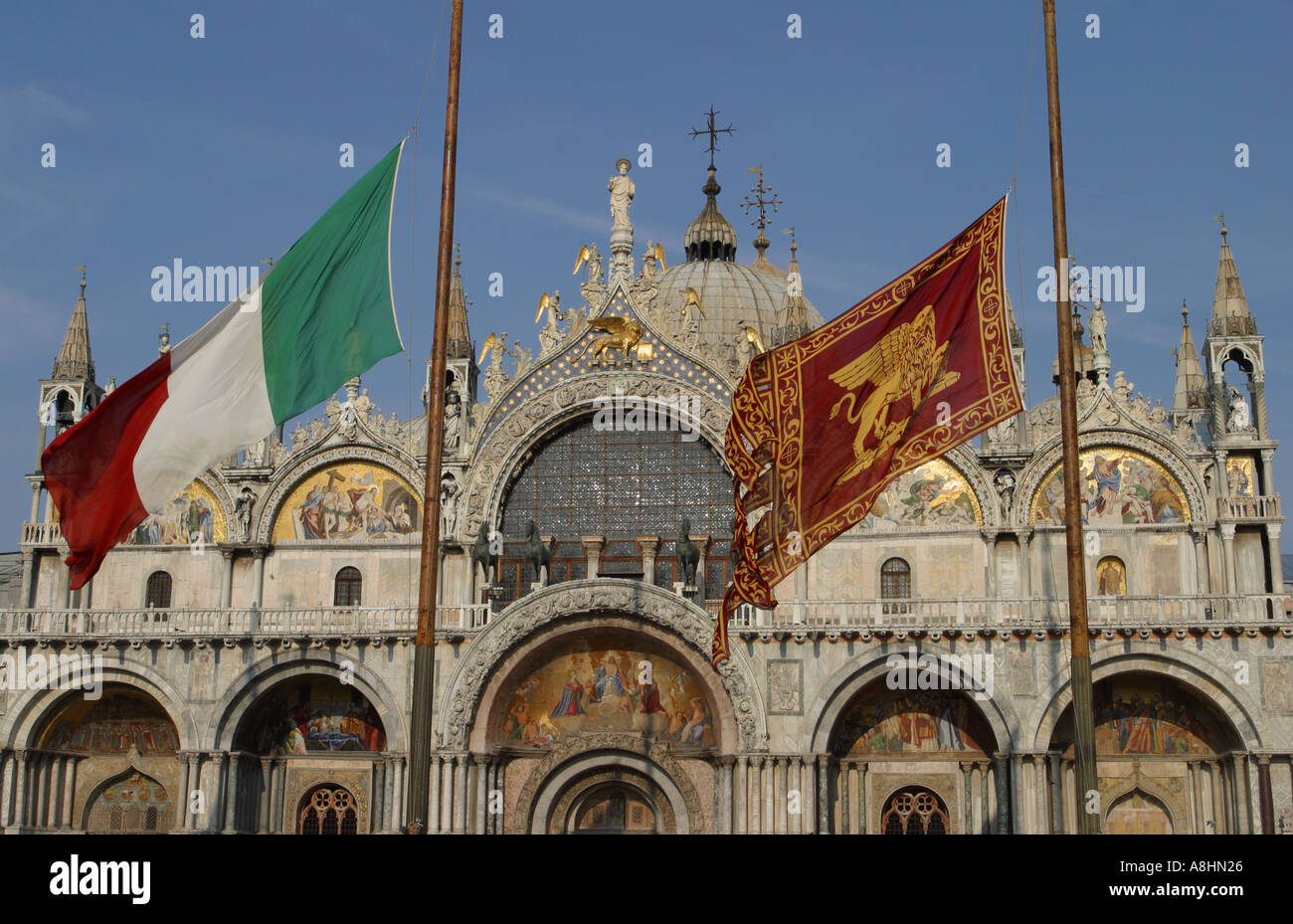 Venezia Basilica di San Marco con italiano e bandiera veneziana Foto Stock