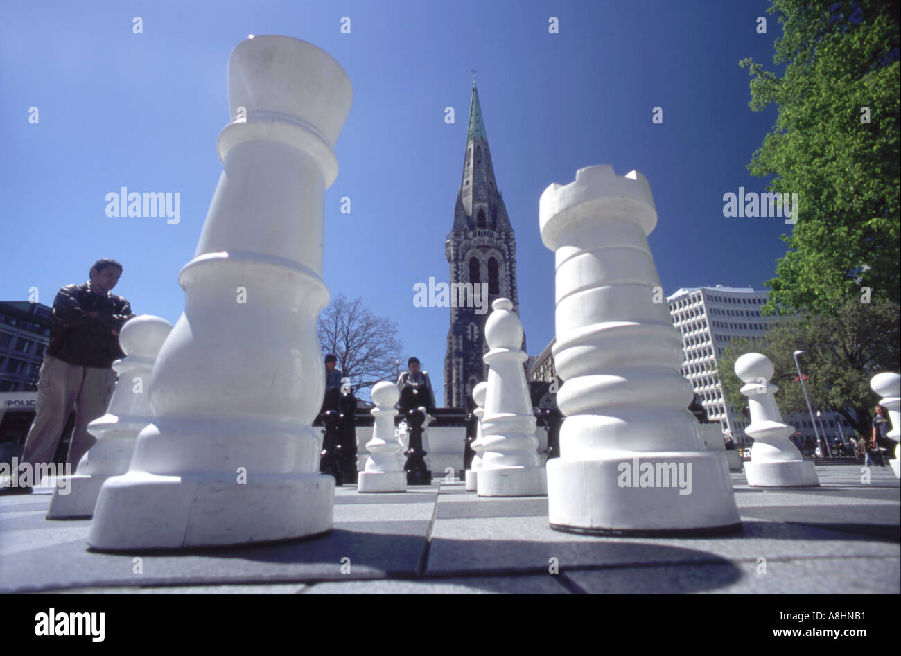 Grande pubblico set di scacchi piazza della cattedrale di Christchurch sfondo Cattedrale di Canterbury in Nuova Zelanda Foto Stock