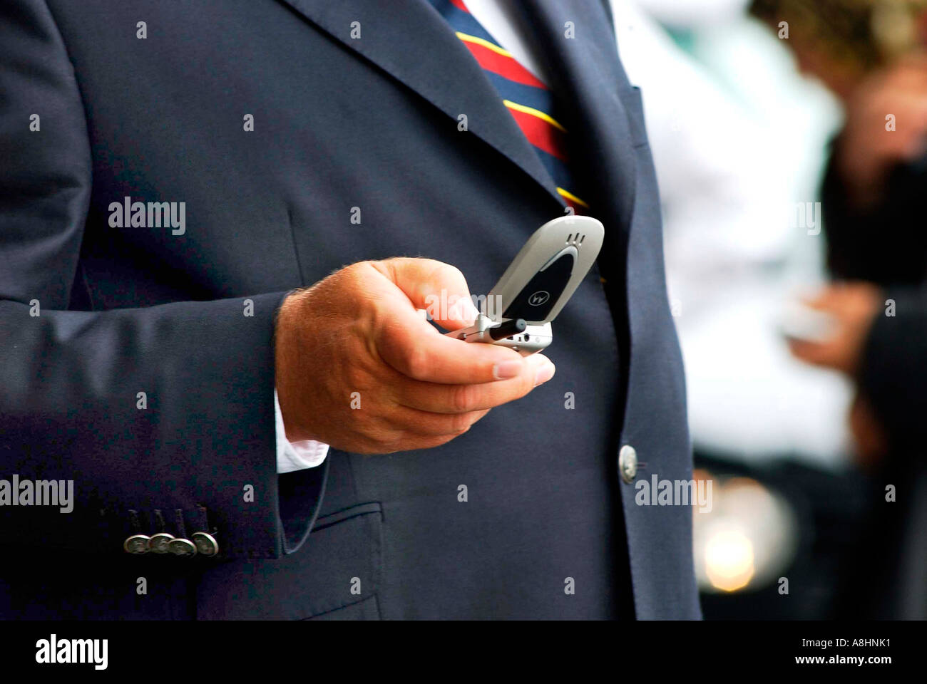 Business man funziona con il suo telefono cellulare Motorola Foto Stock