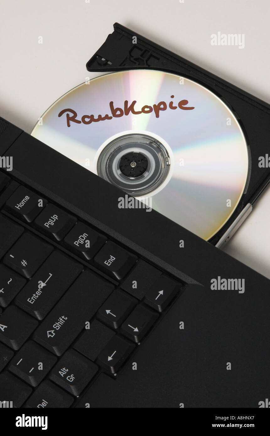 CD ROM con l'etichetta "Raubkopie' giacente in unità CD di un computer notebook Foto Stock