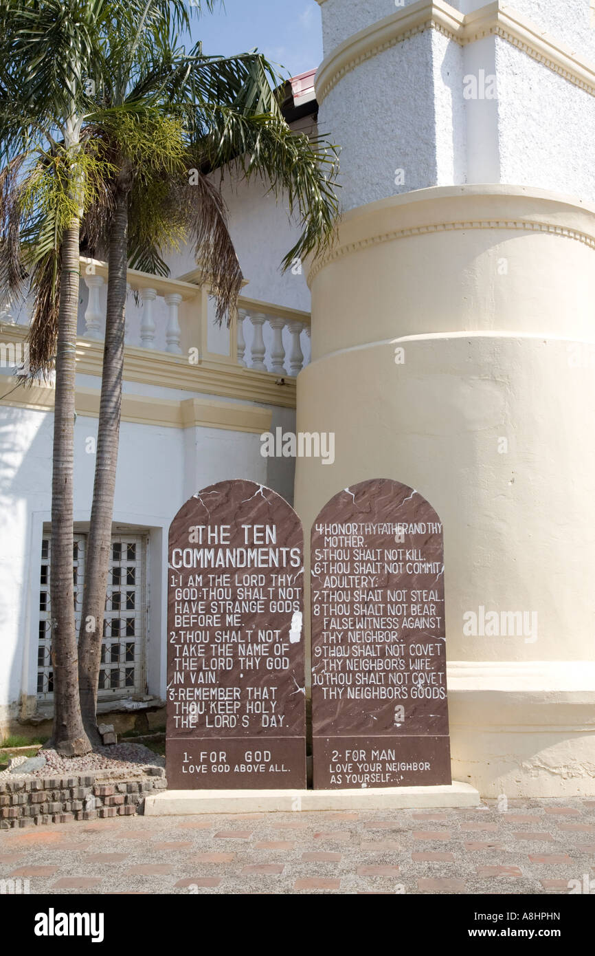 St William la cattedrale e i Dieci Comandamenti piastra, Laoag, Ilocos Norte, Filippine Foto Stock