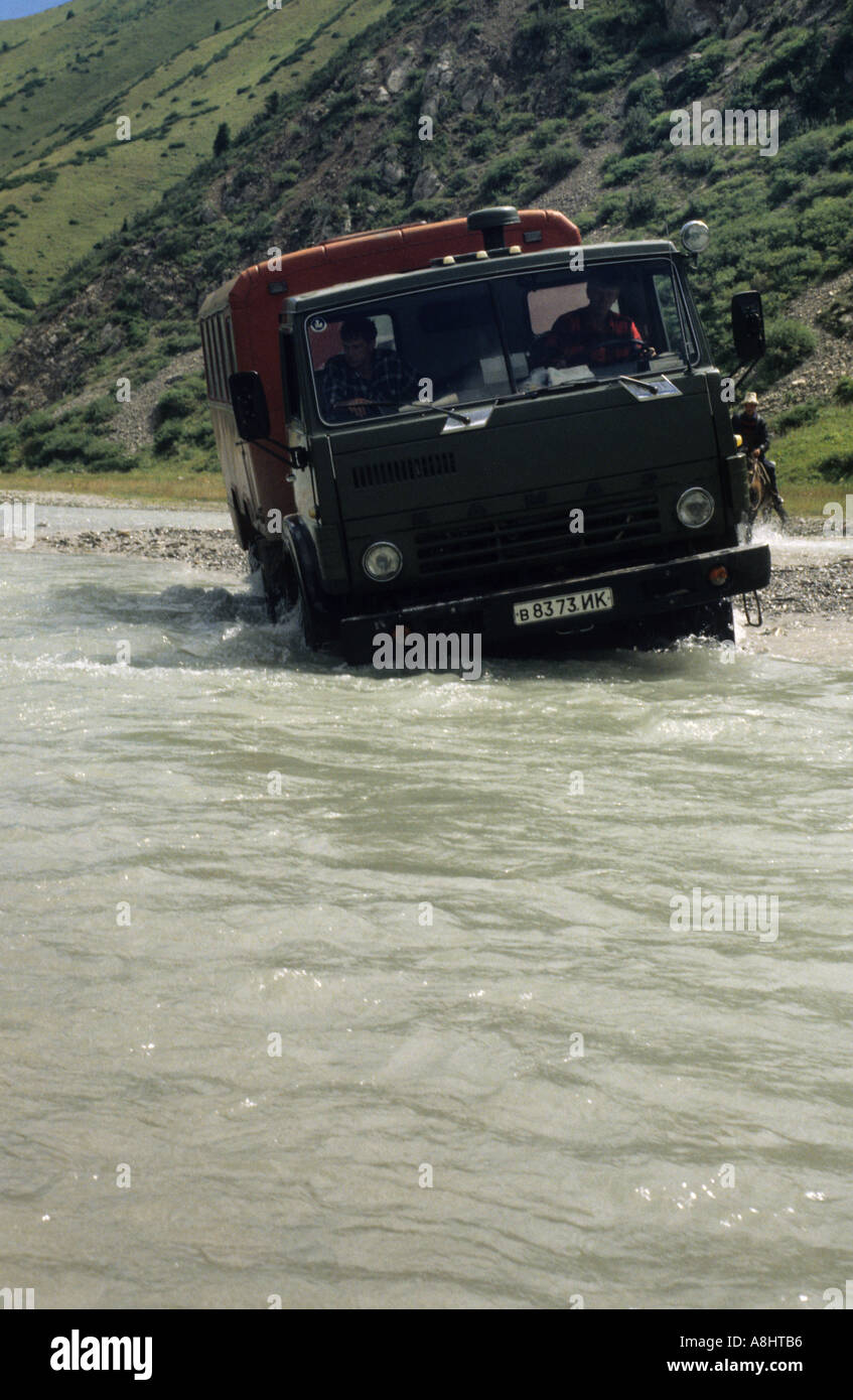 Il russo Kamaz sei ruote motrici carrello guadato un fiume in Kazakistan Foto Stock