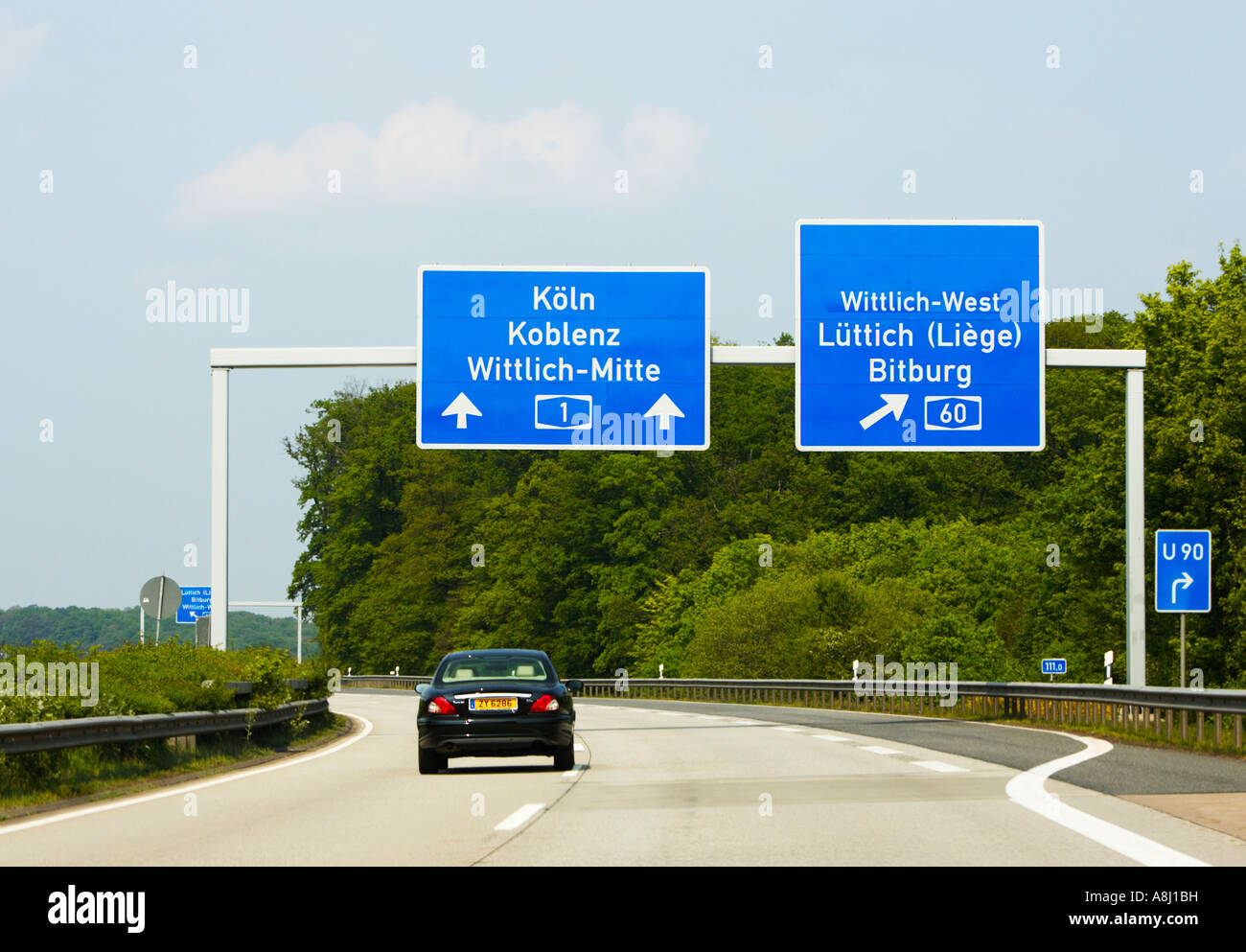 Autobahn, Germania - guida su un'autostrada tedesca, con indicazioni stradali di uscita, Europa Foto Stock
