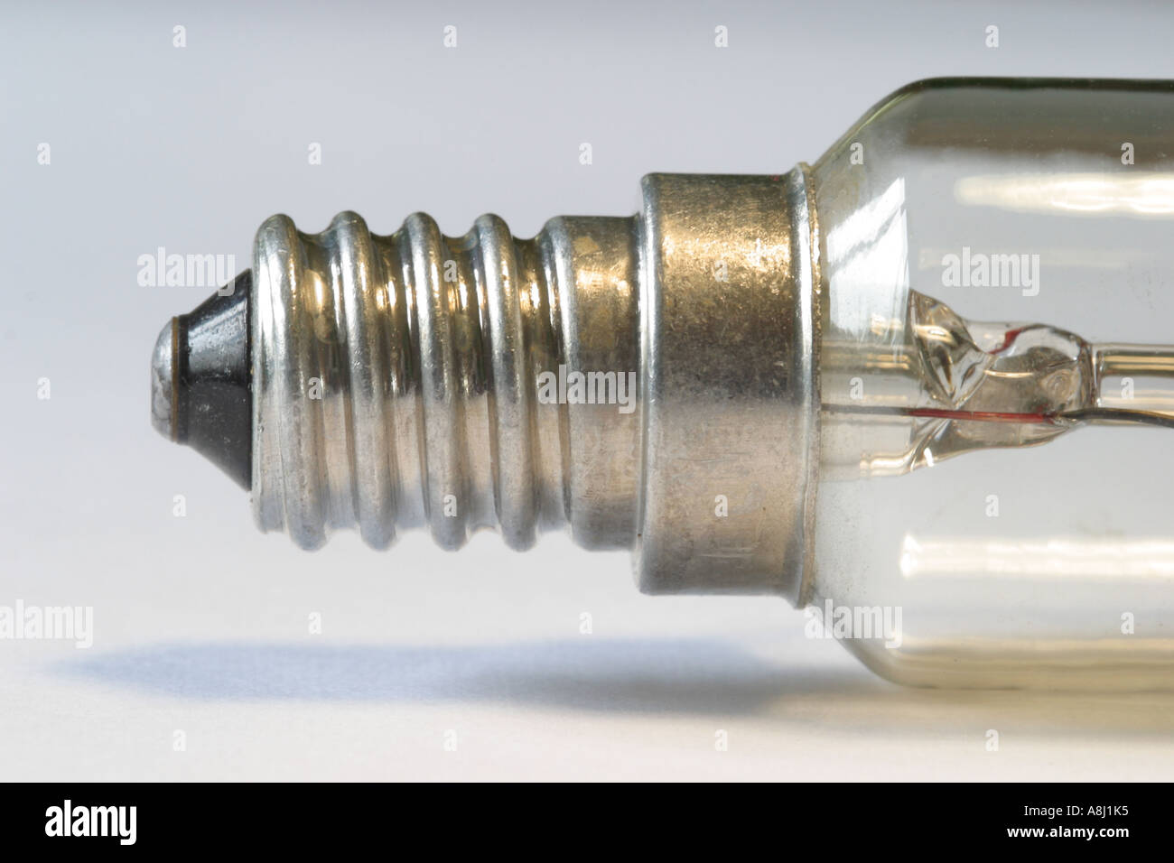 Lampadina elettrica la filettatura della vite e il filamento dettaglio Foto Stock