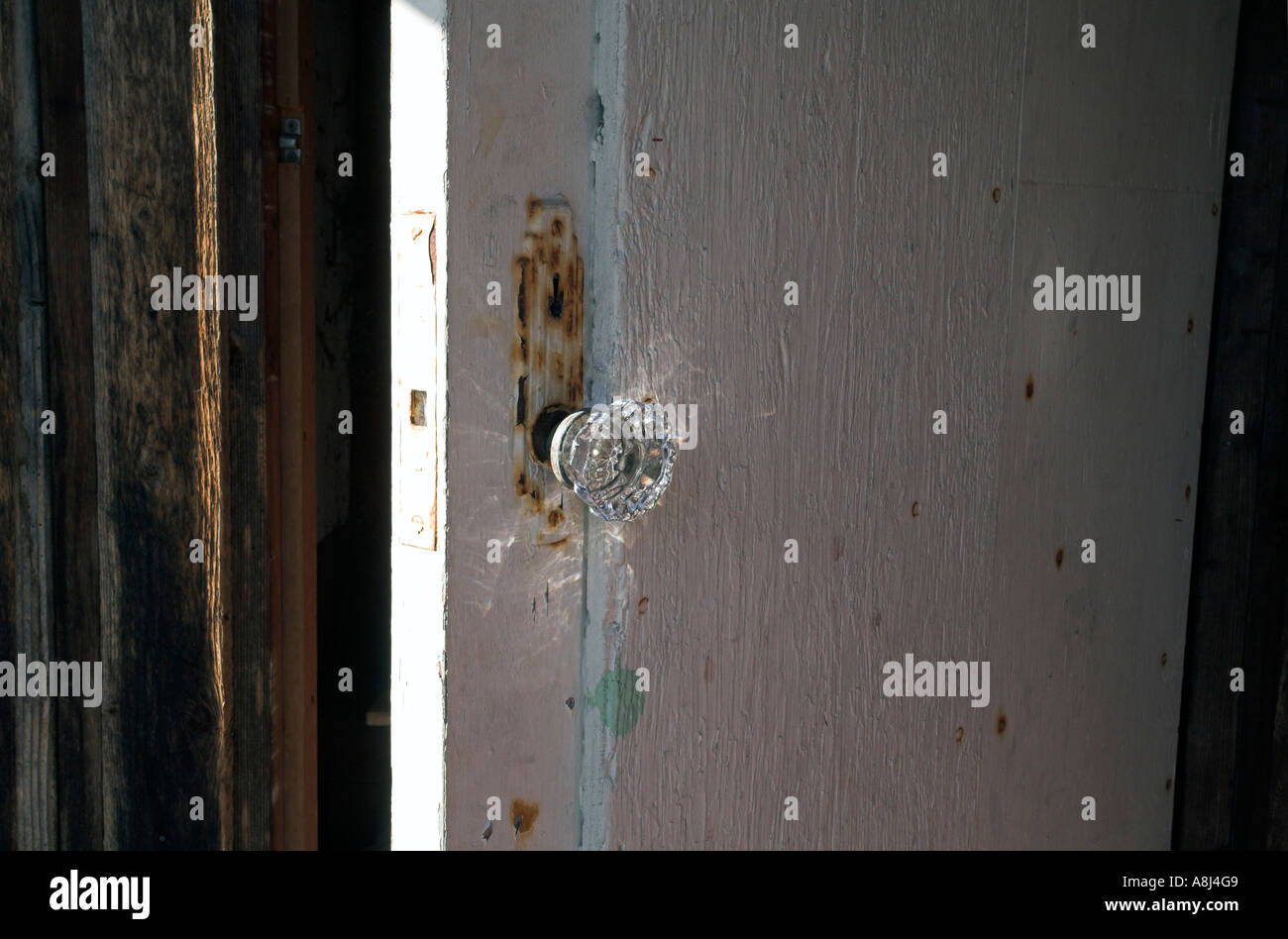 Aprire lo sportello usurato in abbandonato cottage della Columbia britannica in Canada Foto Stock
