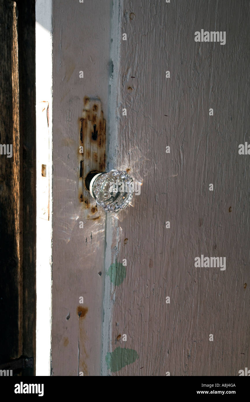 Aprire lo sportello usurato in abbandonato cottage della Columbia britannica in Canada Foto Stock