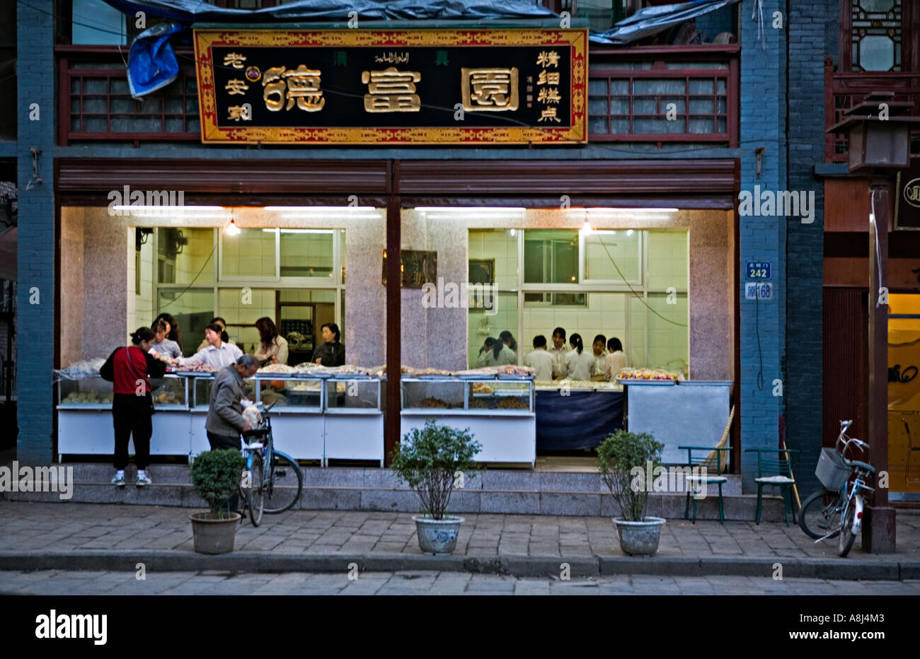 Cina Xi'an Chinese shish kabob ristorante nel quartiere musulmano di vecchi Xi'an con ingredienti freschi insieme fuori sul marciapiede tabelle Foto Stock