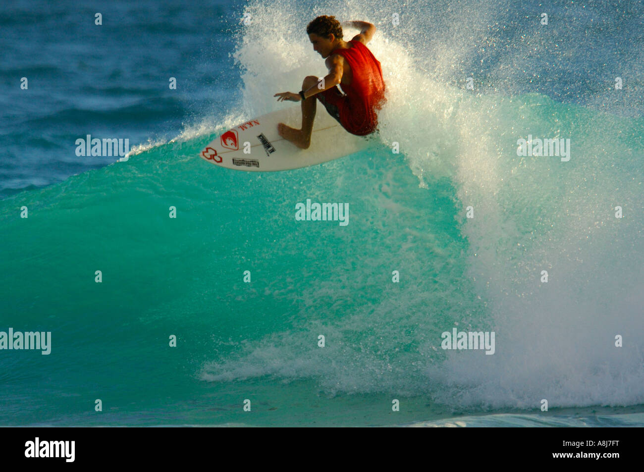 Wave Surf sul paese Barbados 2006 Caraibi cavalcare la gente sulla bleu onda s sul labbro dell'onda bambino kid boy Foto Stock