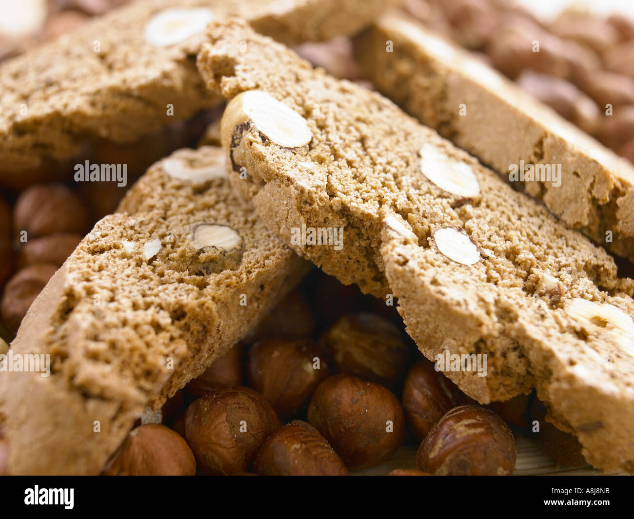 Biscotti di nocciole biscotto in pila sul complesso di nocciole sgusciate close up Foto Stock