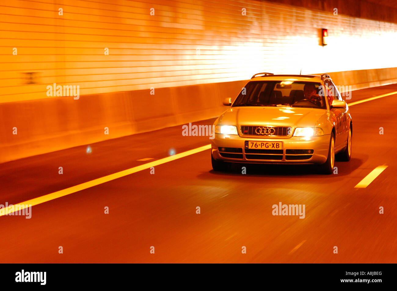 Audi S4 carro vettura V6 biturbo motore 2000 2001 Germania drving sulla strada nel tunnel A4 trimestre con fondo liscio Foto Stock