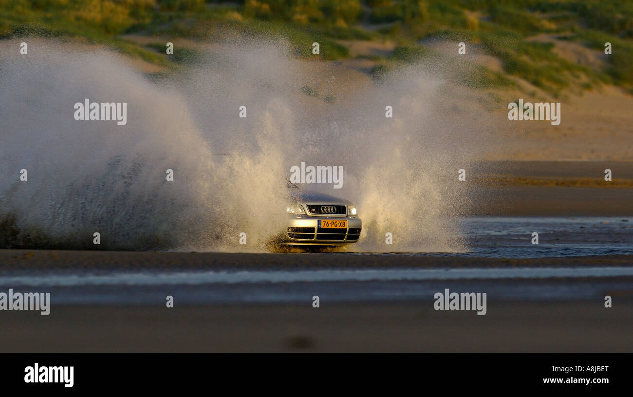 Audi S4 carro vettura V6 biturbo motore 2000 2001 Germania in piena azione sulla spiaggia A4 Trimestre side shot headhigh wave Foto Stock