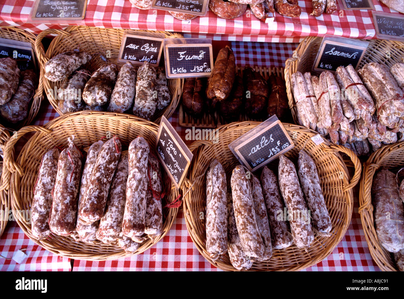 Mercato francese di stallo salsicce di carne e saucissons sul display in Beaune mercato francese in Francia Foto Stock