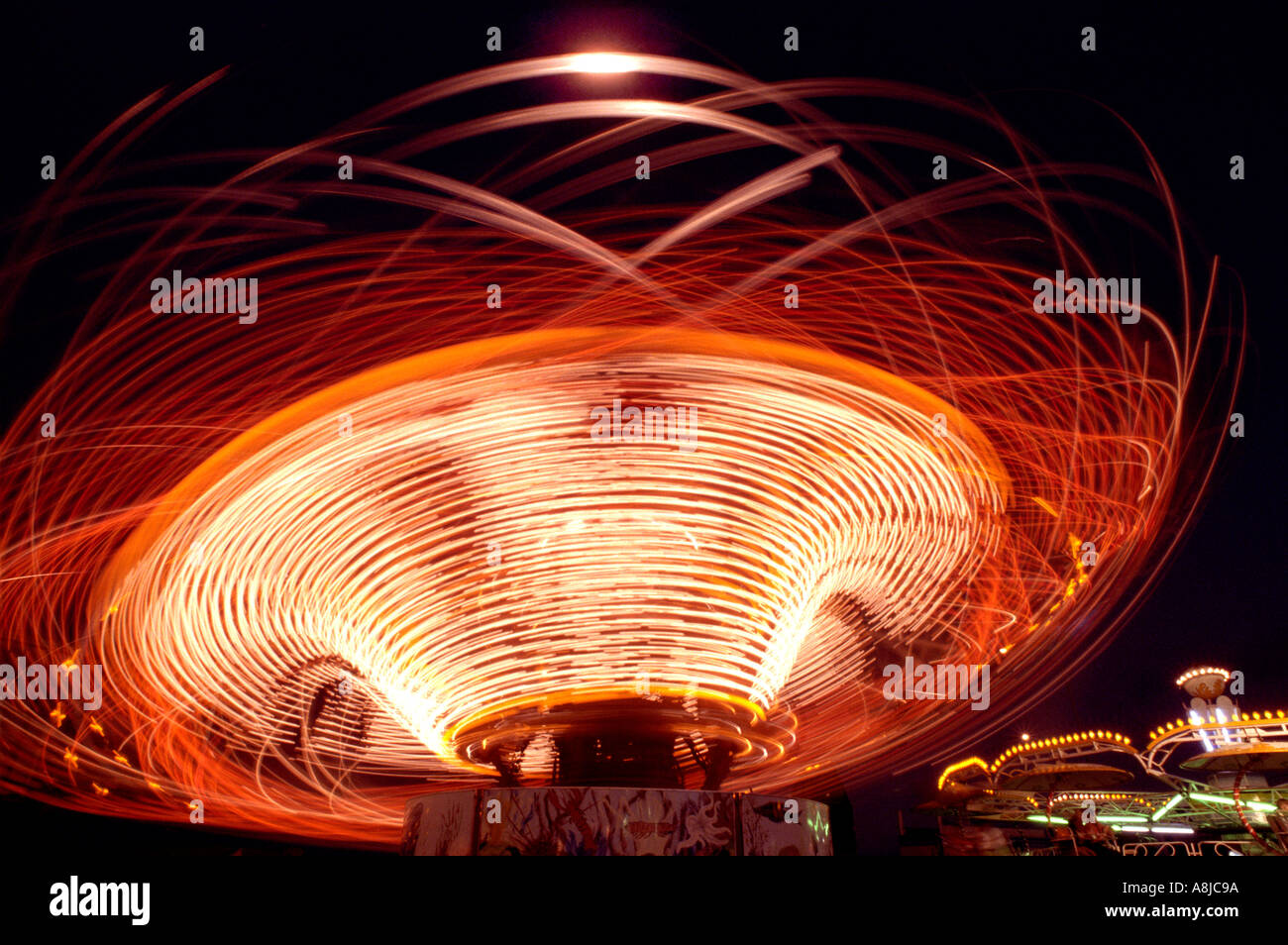 Luci colorate in presenza di striature sulla fiera del divertimento ride Foto Stock