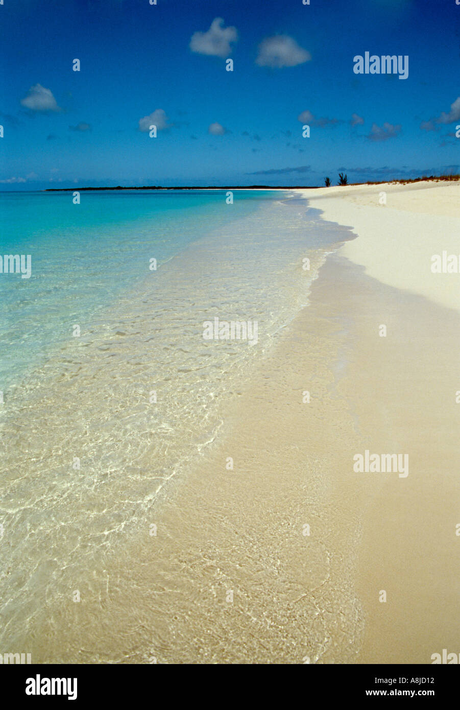 San Salvador Club Med Columbus Isle su spiagge di sabbia bianca con surf Foto Stock