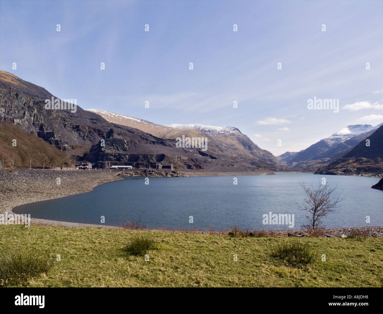DINORWIG POWER STATION in disuso cava di ardesia attraverso Llyn Peris serbatoio nel Parco Nazionale di Snowdonia Llanberis Gwynedd Wales UK Foto Stock