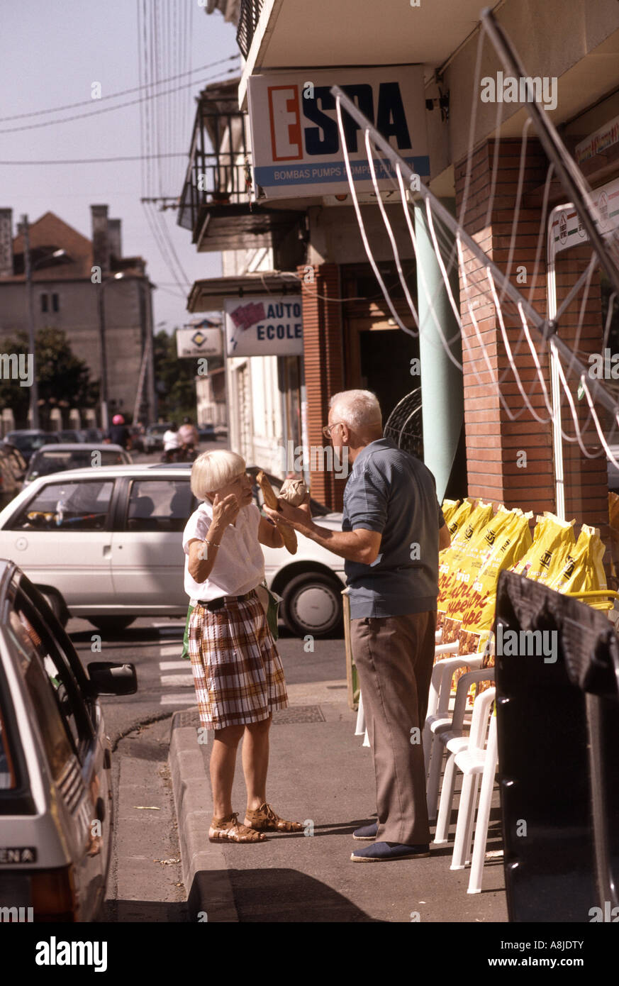 Due persone francesi una conversazione sulla strada Foto Stock