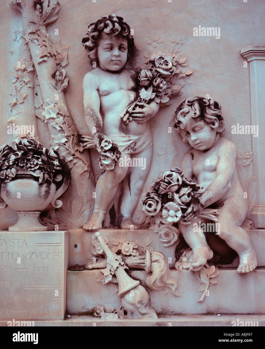 Statua di putti in San Michele cimitero, Venezia, Italia Foto Stock