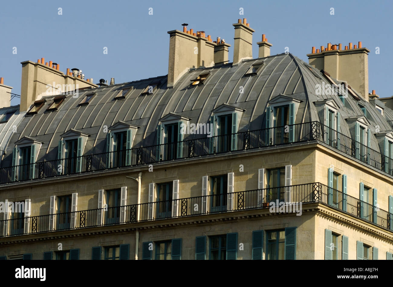 Tipica architettura francese sulla strada Parigina, Parigi, Francia Foto Stock