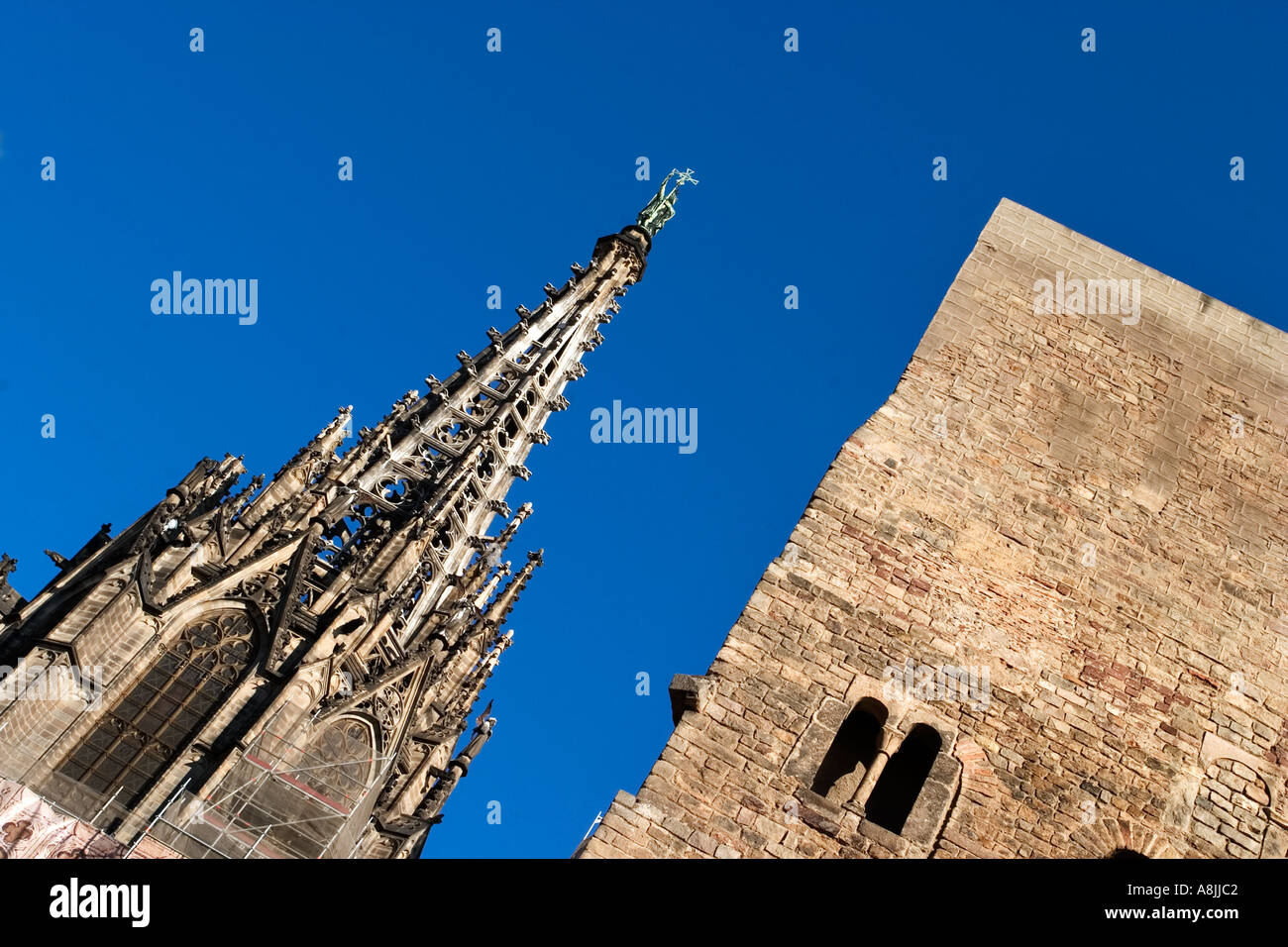 Guglia della cattedrale e la cinquecentesca Casa de l Ardiaca Archdeacons House a Barcellona Spagna Foto Stock