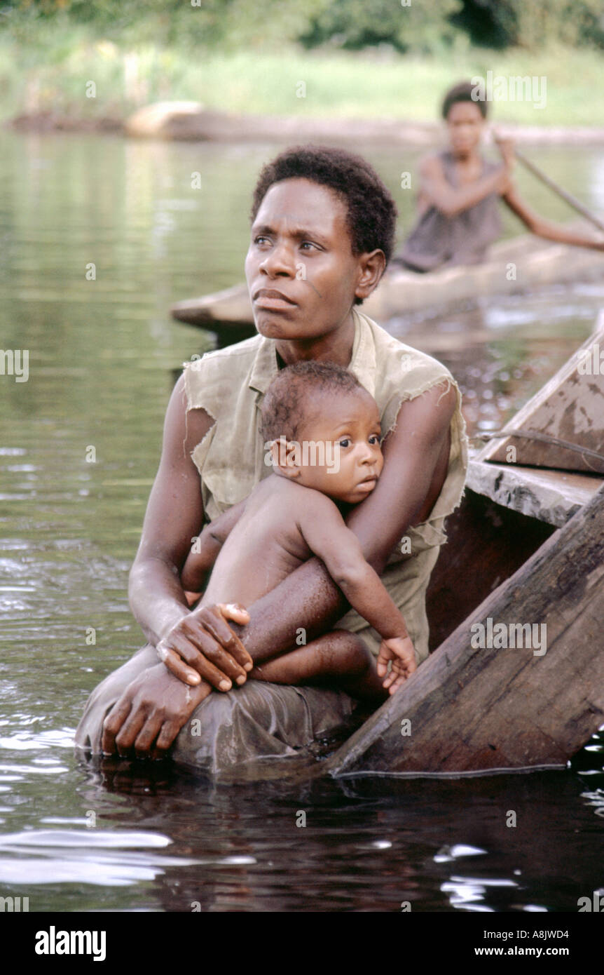 Madre mentre tiene il suo bambino nel fiume Sepik Regione di Papua Nuova Guinea Foto Stock