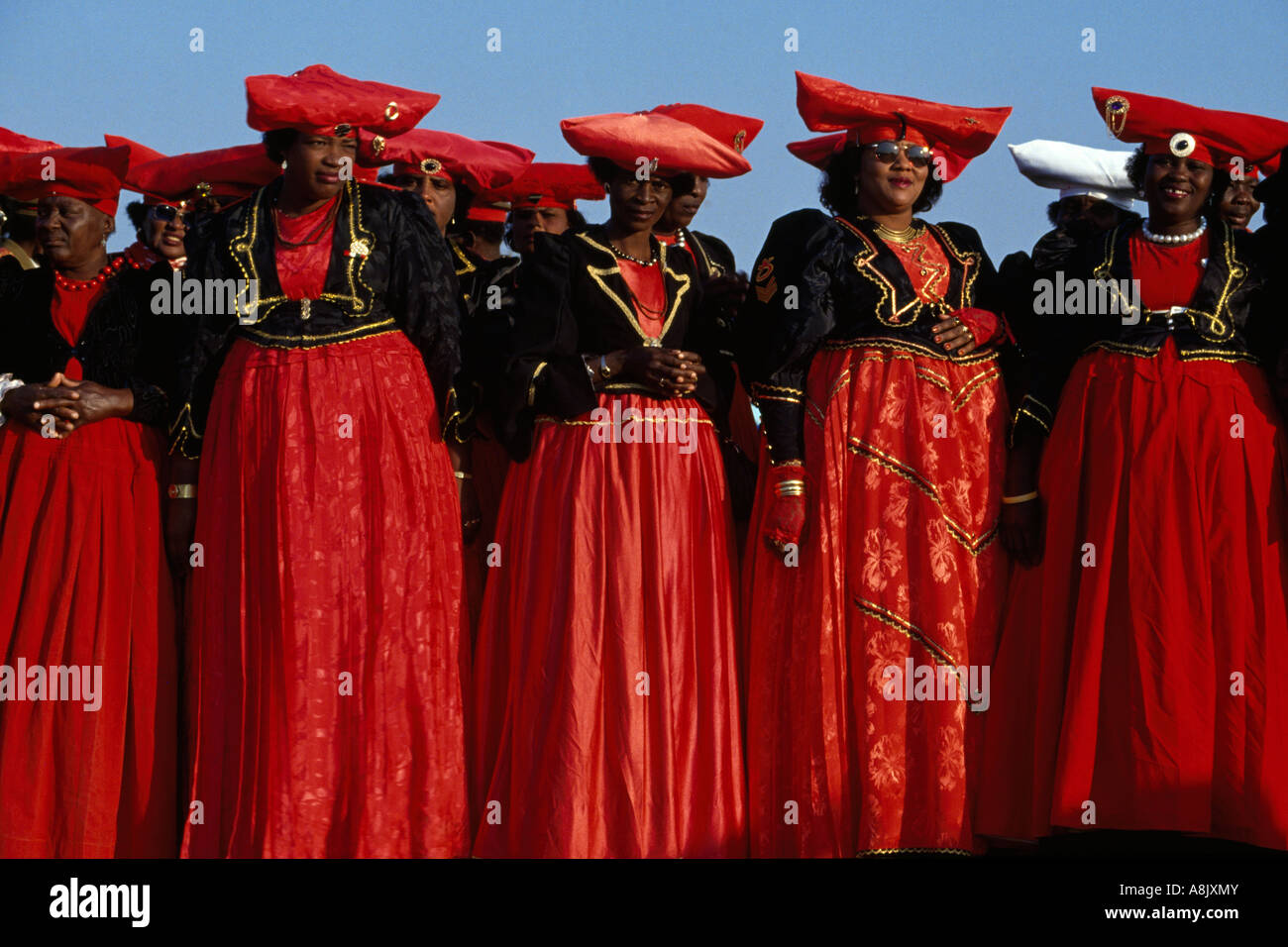 Orgogliosi, sorridente Herero donne al tradizionale incontro annuale in Okahandja, Namibia Foto Stock