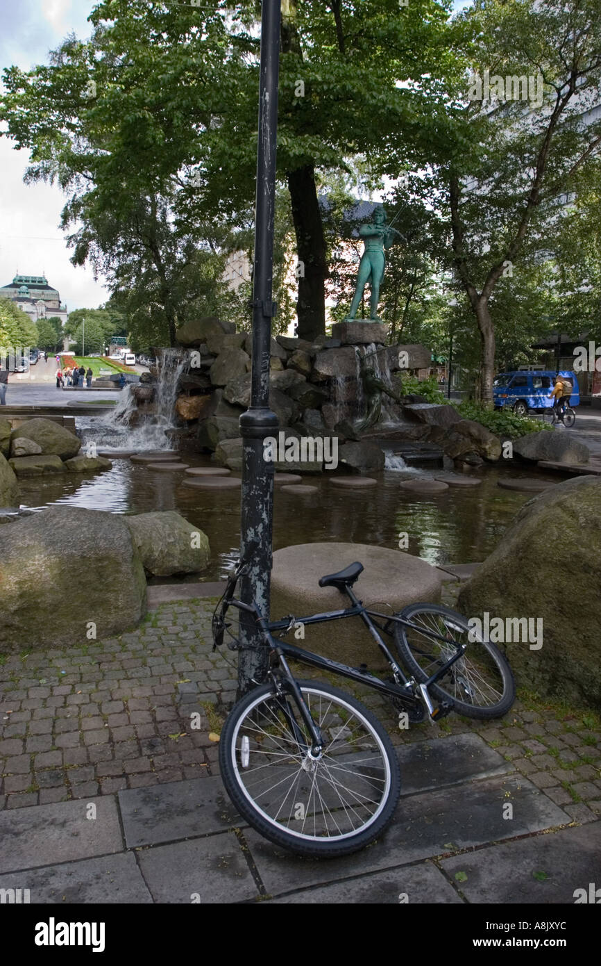 Bicicletta sul terreno di fronte della statua di Ole Bull Ole Bulls Plass Bergen in Norvegia Foto Stock