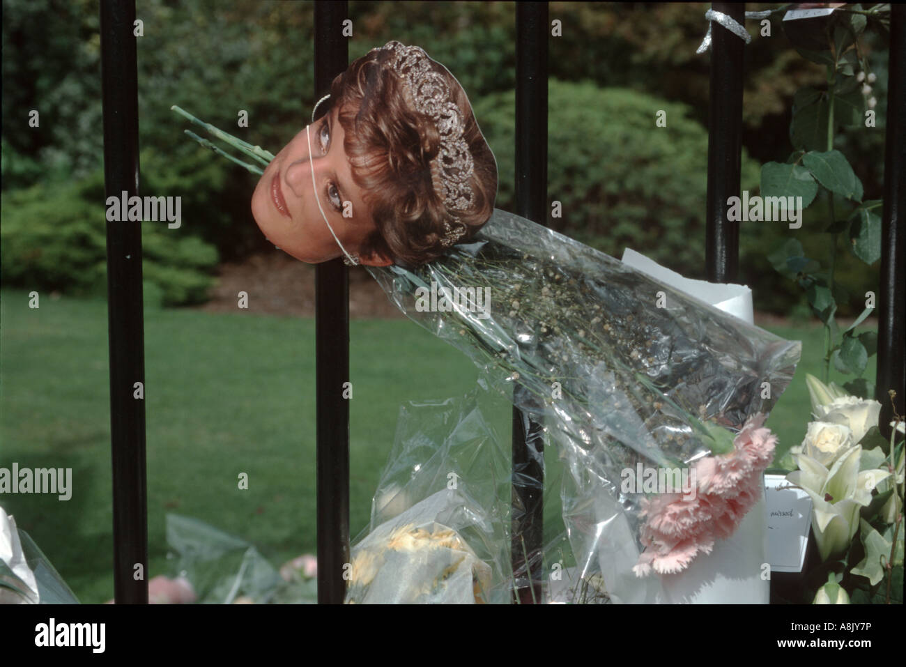 Regno Unito bouquet di fiori di cui al di fuori Kensington Palace poco dopo Lady Diana Spencer morte Londra Settembre 1997 Foto Stock