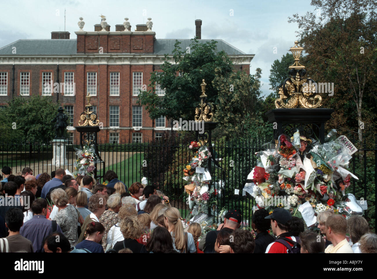 Regno Unito bouquet di fiori di cui al di fuori Kensington Palace poco dopo Lady Diana Spencer morte Londra Settembre 1997 Foto Stock