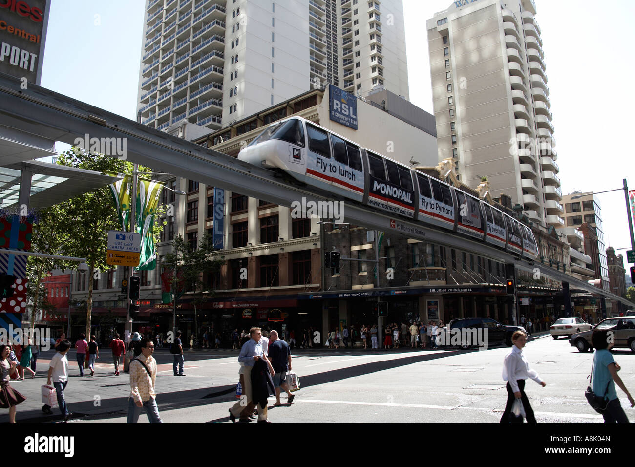 Treno monorotaia a sud ovest di George e Pitt Streets con pedoni nel centro cittadino di Sydney New South Wales NSW Foto Stock