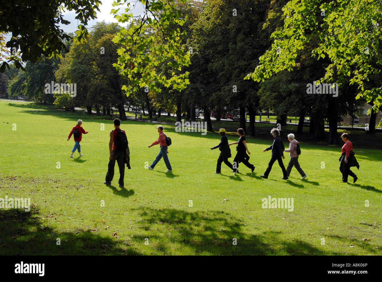 Regno Unito terzo gruppo di età che esercitano in un parco di Londra Foto Julio Etchart Foto Stock