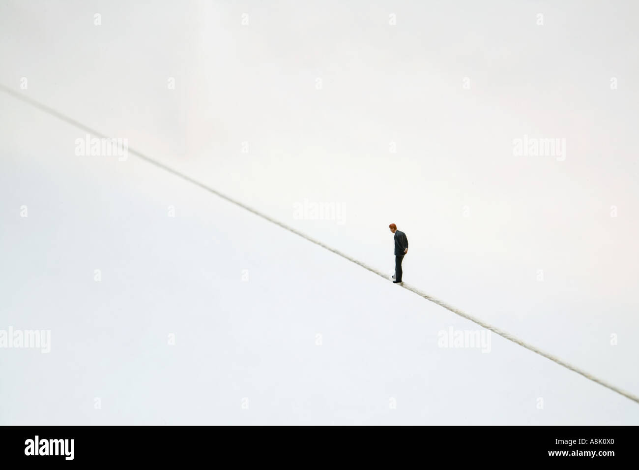 Modello uomo d affari a piedi una fune Foto Stock