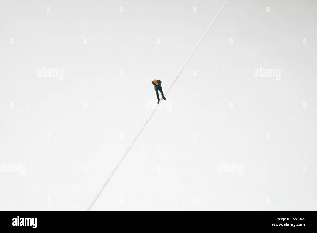 Modello uomo d affari a piedi una fune Foto Stock