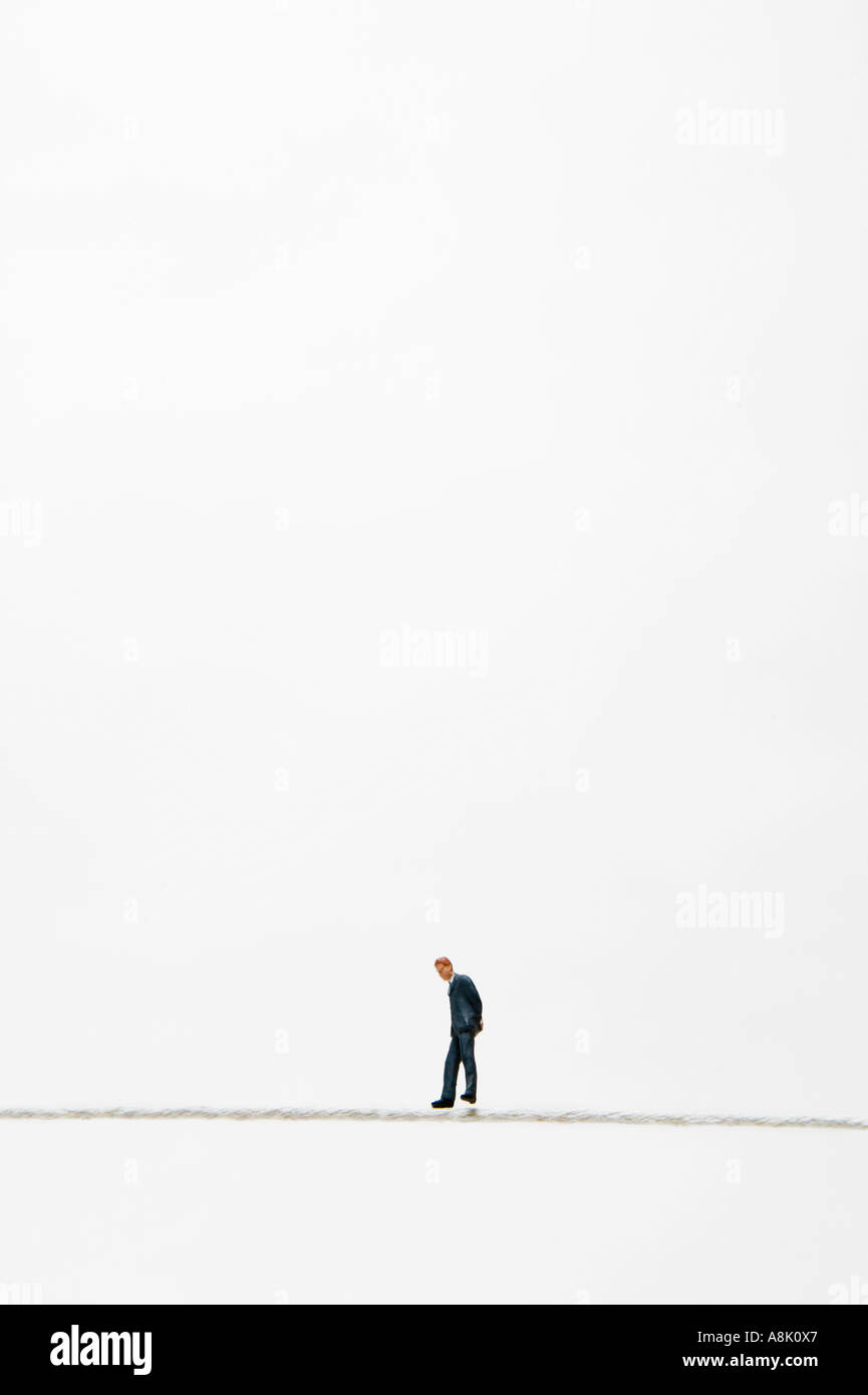 Modello uomo d affari a piedi una fune Foto Stock
