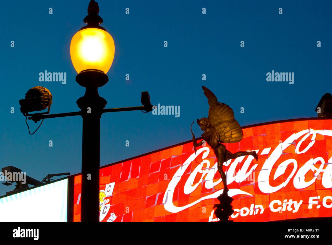 Regno Unito Inghilterra Londra Piccadilly Circus Eros crepuscolo Foto Stock