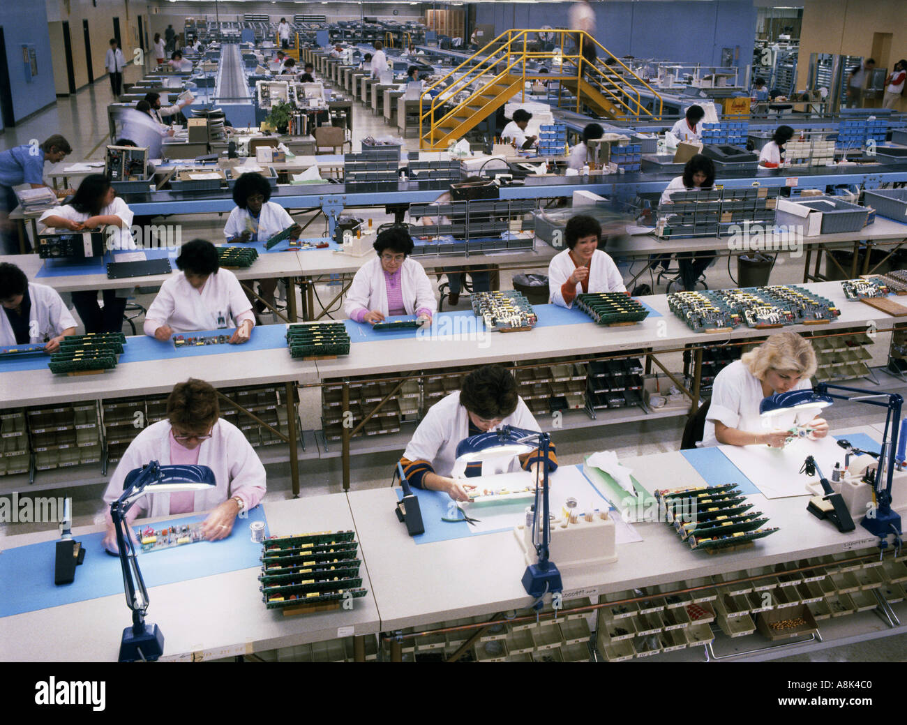Il gruppo elettronico di linea in un impianto di fabbricazione Foto Stock