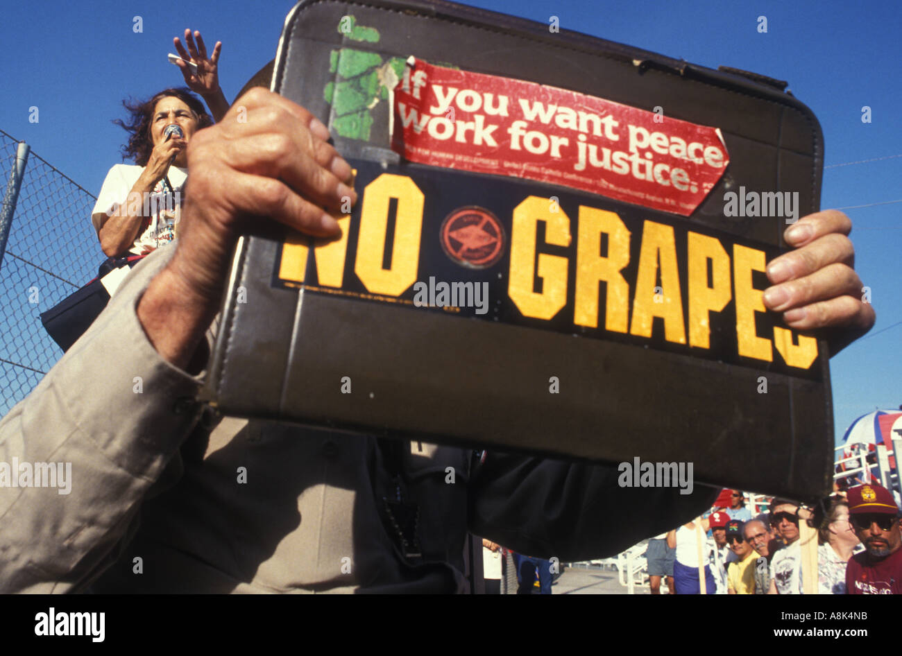 Latina leader dei diritti civili Delores Huerta dà un discorso al di fuori di Stockton California durante il 1995 Peregnacion. Foto Stock