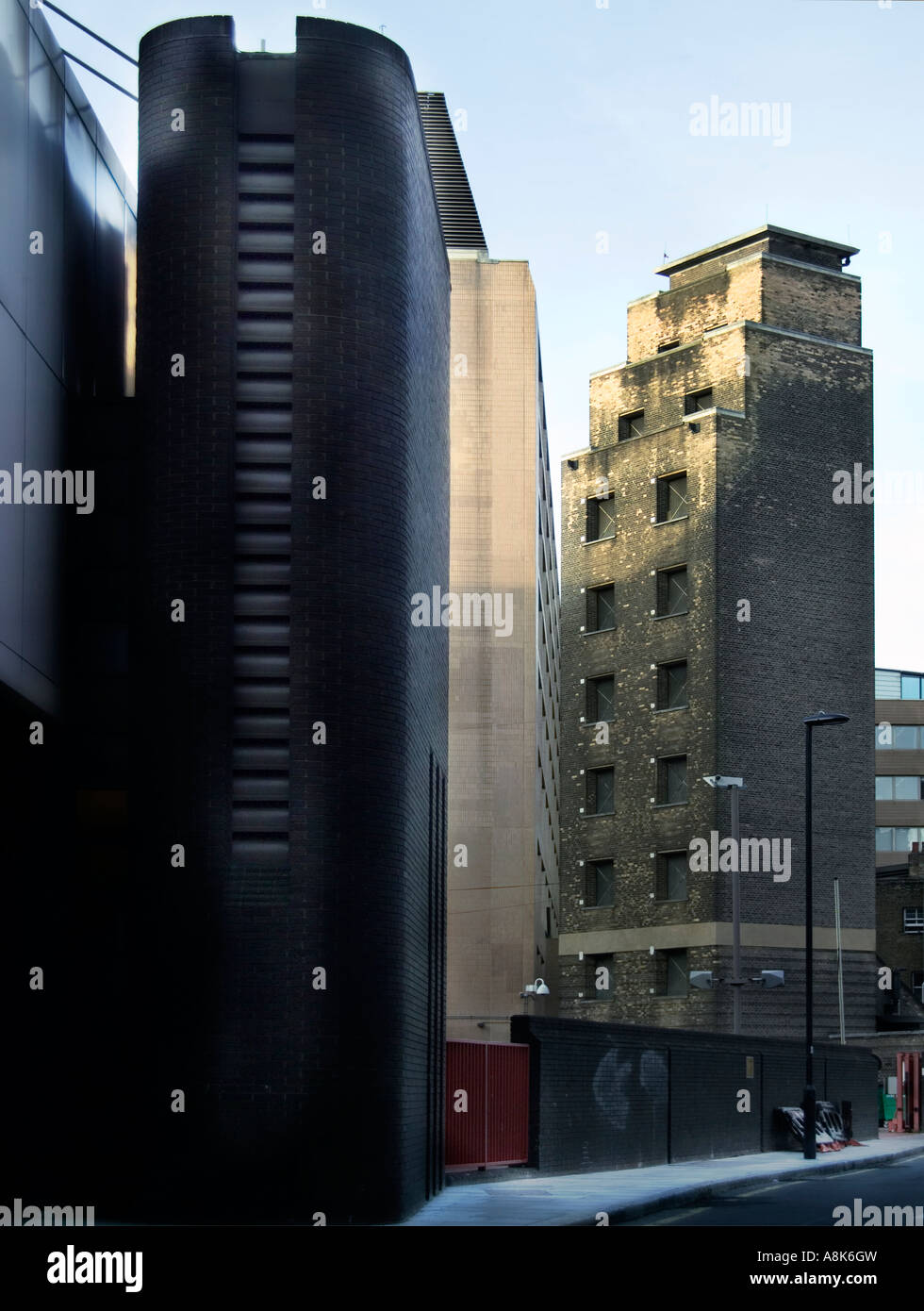 Dark brutto blocchi a torre tra i vicoli di Westminster London Foto Stock