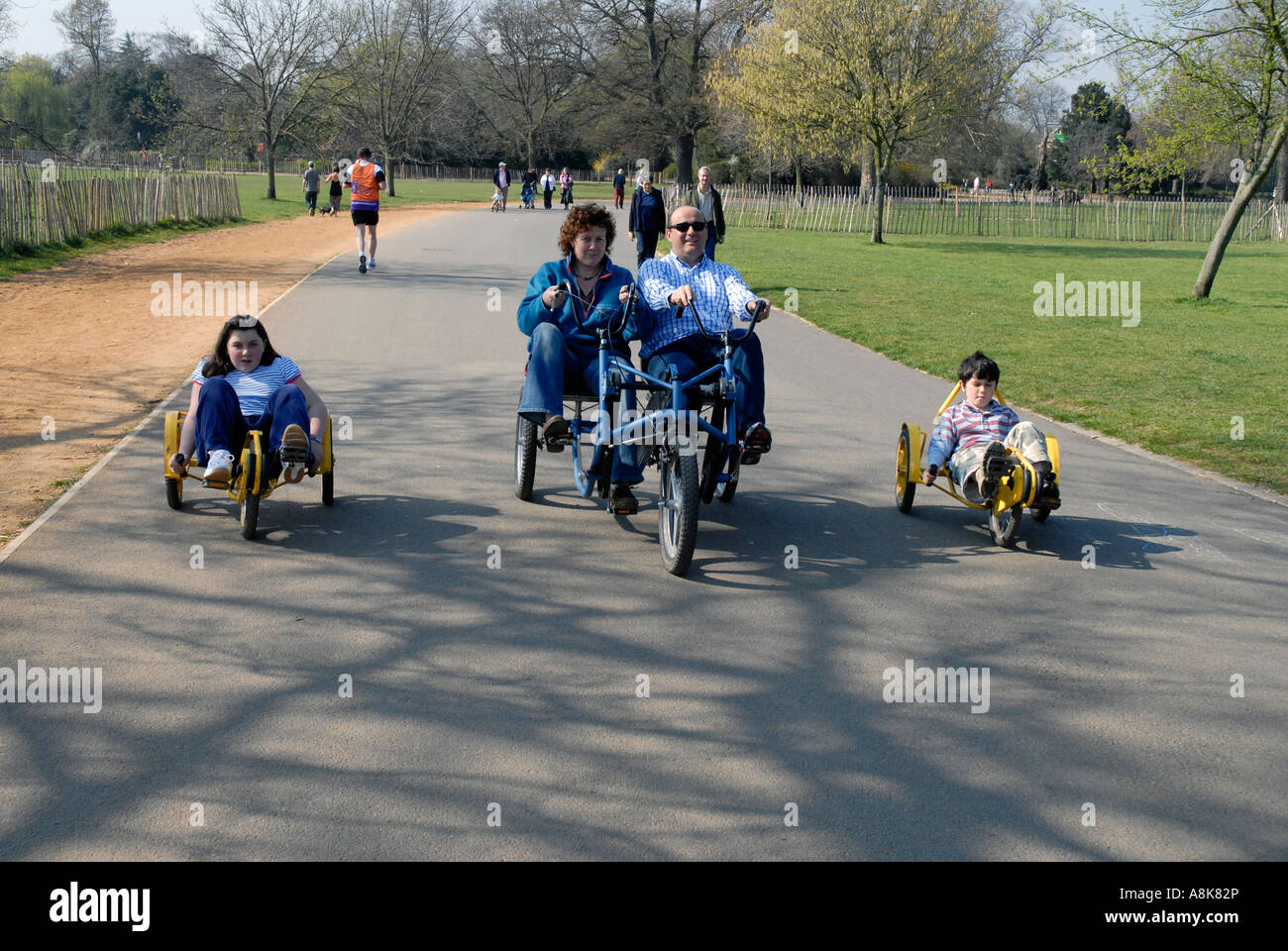 Famiglia in Dulwich park su vari tipi di recumbent biciclette e