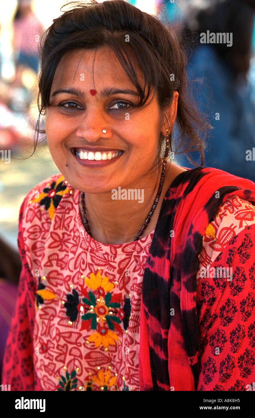 Donna indiana età 28 in vestiti etnici che indossa red dot bindi sul fronte a americano asiatico Festival. St Paul Minnesota USA Foto Stock