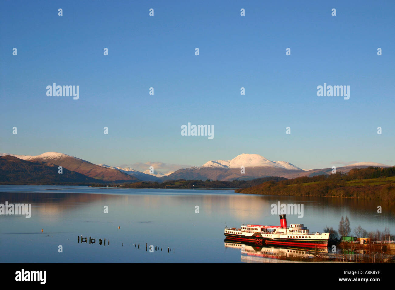 Cameriera del Loch con Ben Lomond incappucciate di neve sullo sfondo Lock Lomond Scozia Scotland Foto Stock