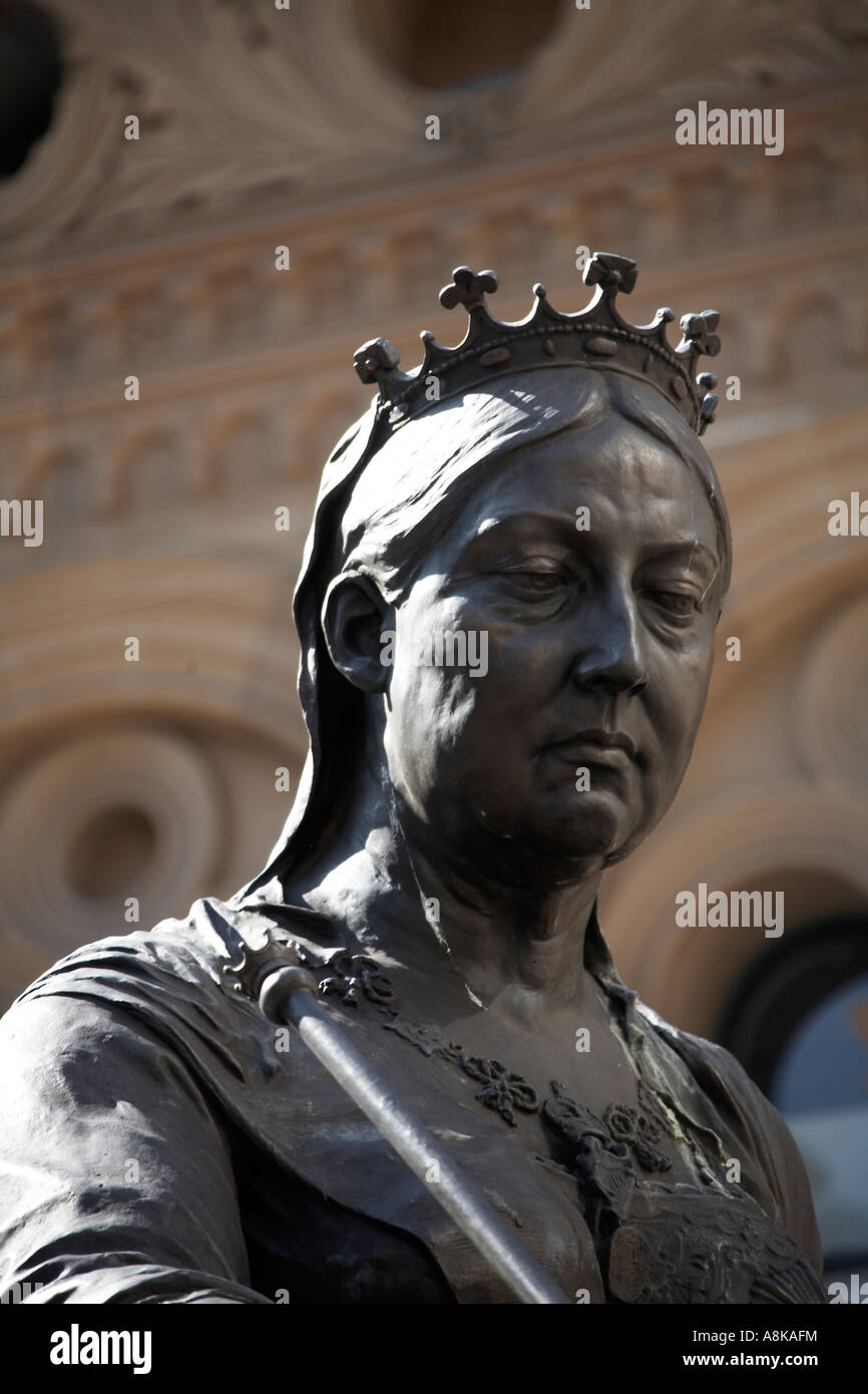 Statua in bronzo della regina Victoria su George St nel centro città di Sydney New South Wales NSW Australia Foto Stock