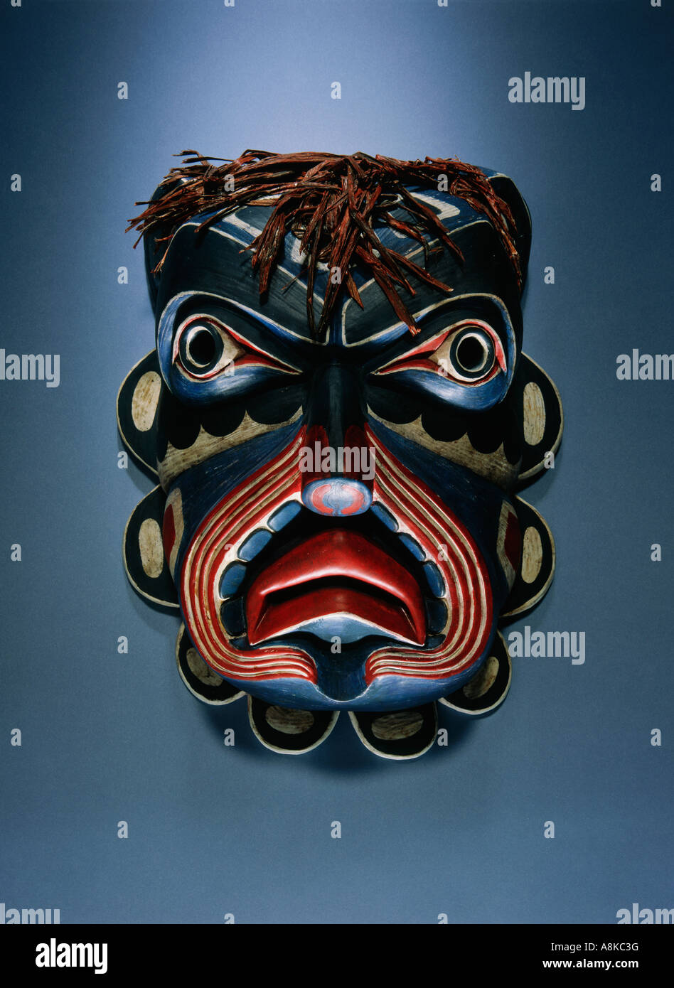 Un dipinto a mano in legno maschera africana Foto Stock