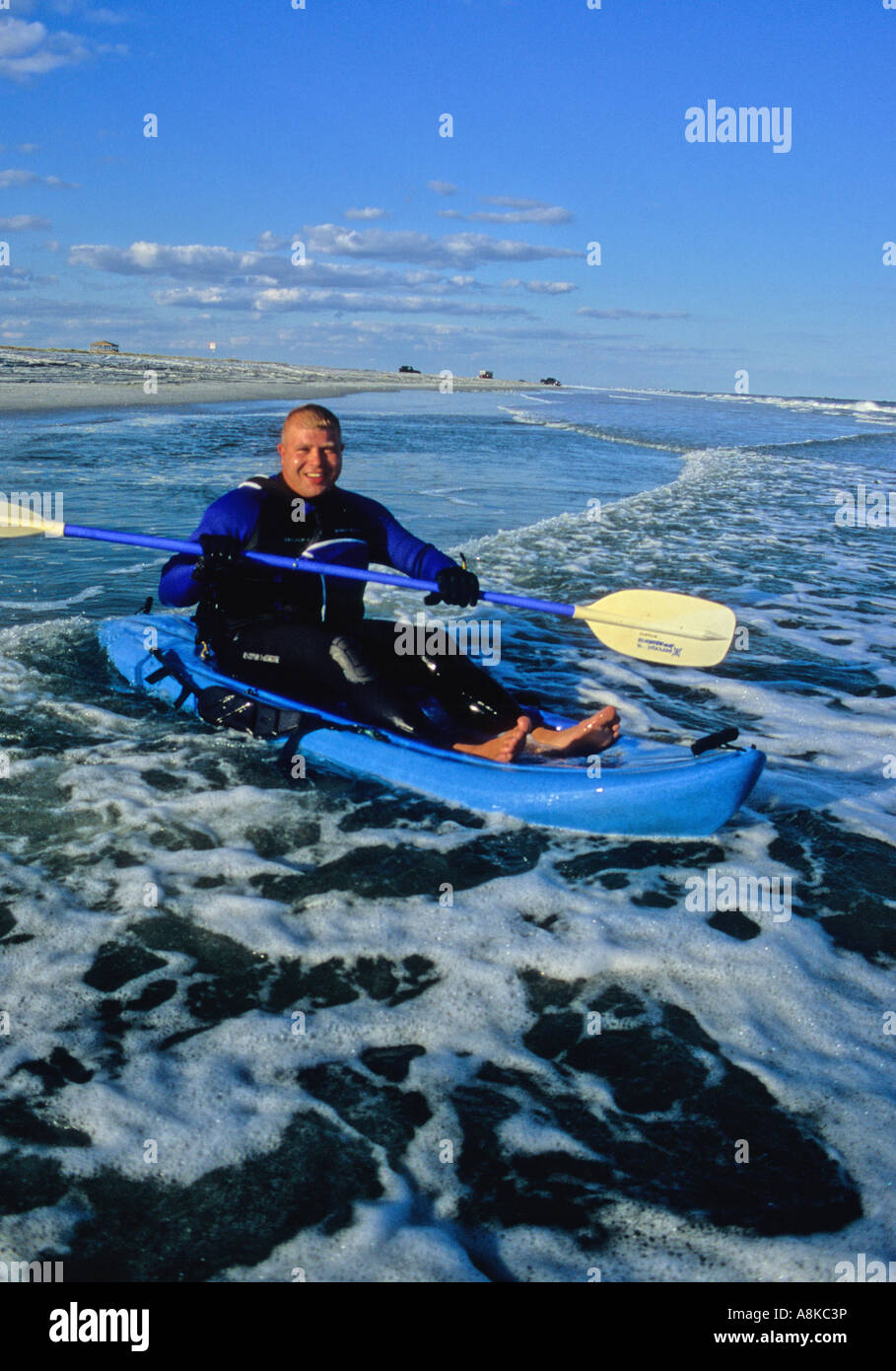 L'uomo pagaie in oceano brigantino, una barriera isola nei pressi di Atlantic City, N.J. Foto Stock