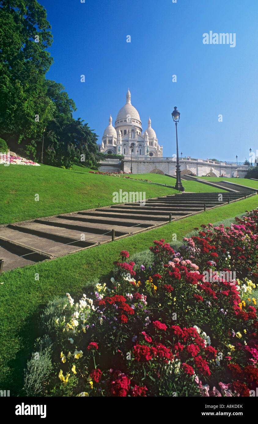 Gradini che portano al Sacre Coeur fresco con aiuole a molla in una limpida giornata di sole Montmartre Parigi Francia Foto Stock