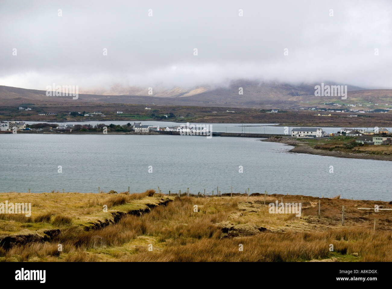 Ponte stradale di Achill Island, nella contea di Mayo, Irlanda con basse nubi e nebbia sulle colline Foto Stock