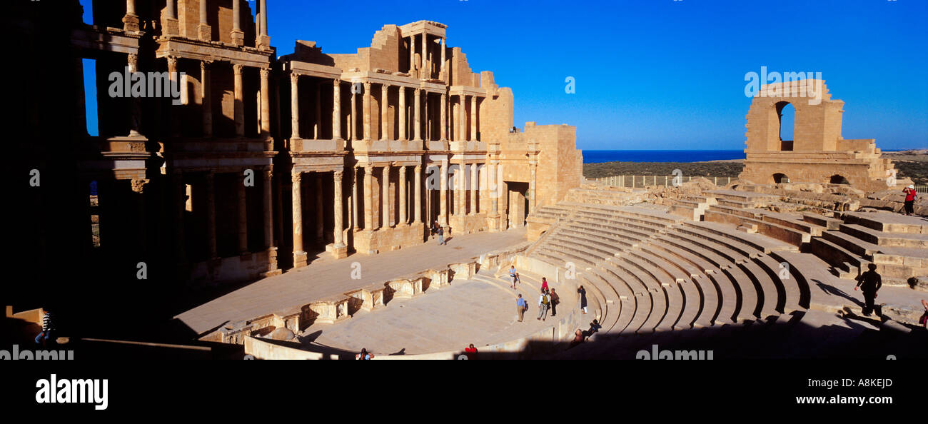 In gran parte ricostruito teatro romano di Sabratha in Libia Foto Stock