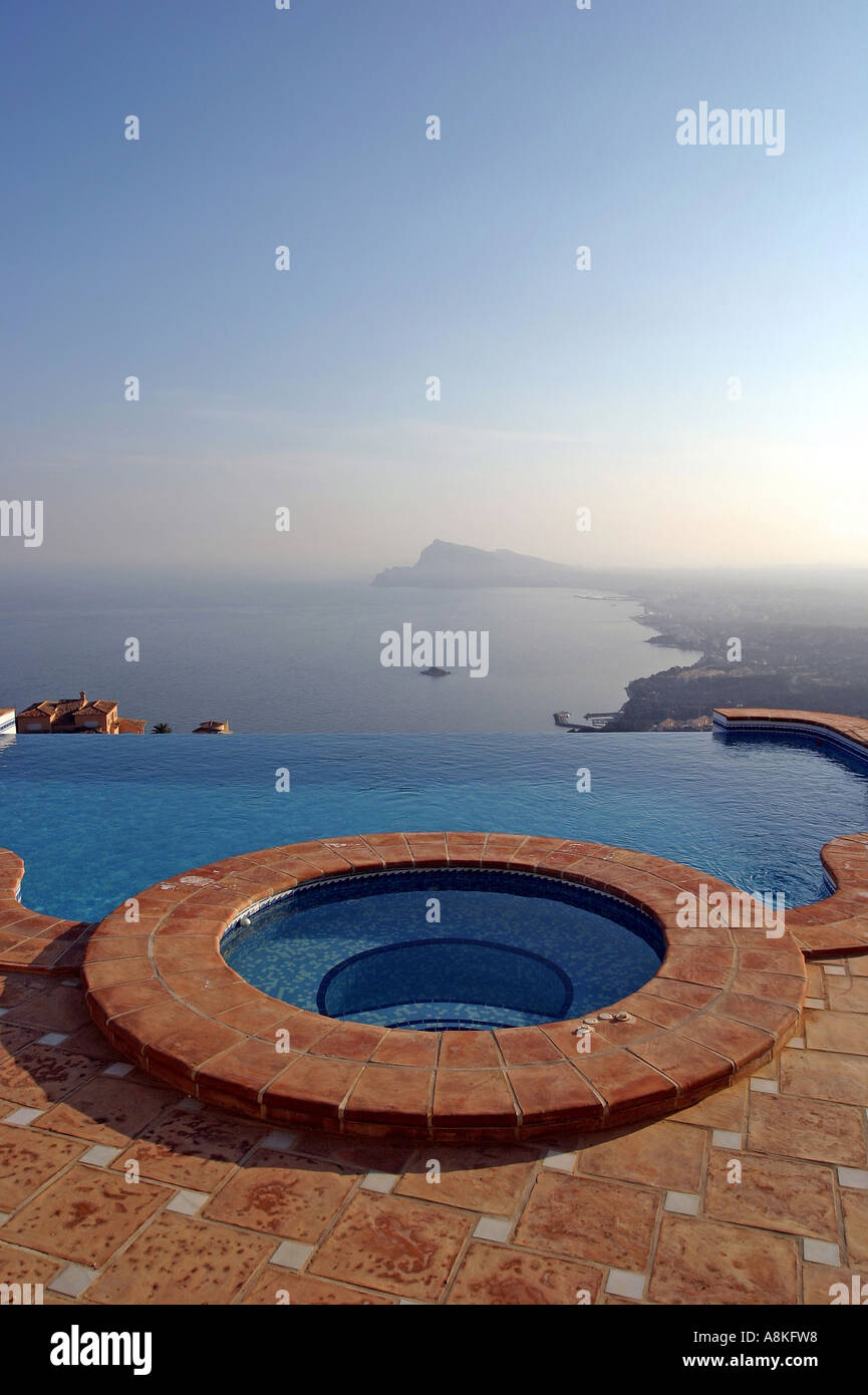 Il lusso piscina infinity in villa in spagna con incredibile vista sul mare e sulla costa sulla Costa del Almeria Foto Stock